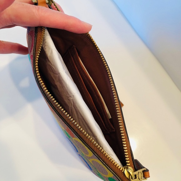 🌈 NWT Coah Small Wristlet In Rainbow Signature Canvas - Brass/Tan Natural Multi - Picture 4 of 8